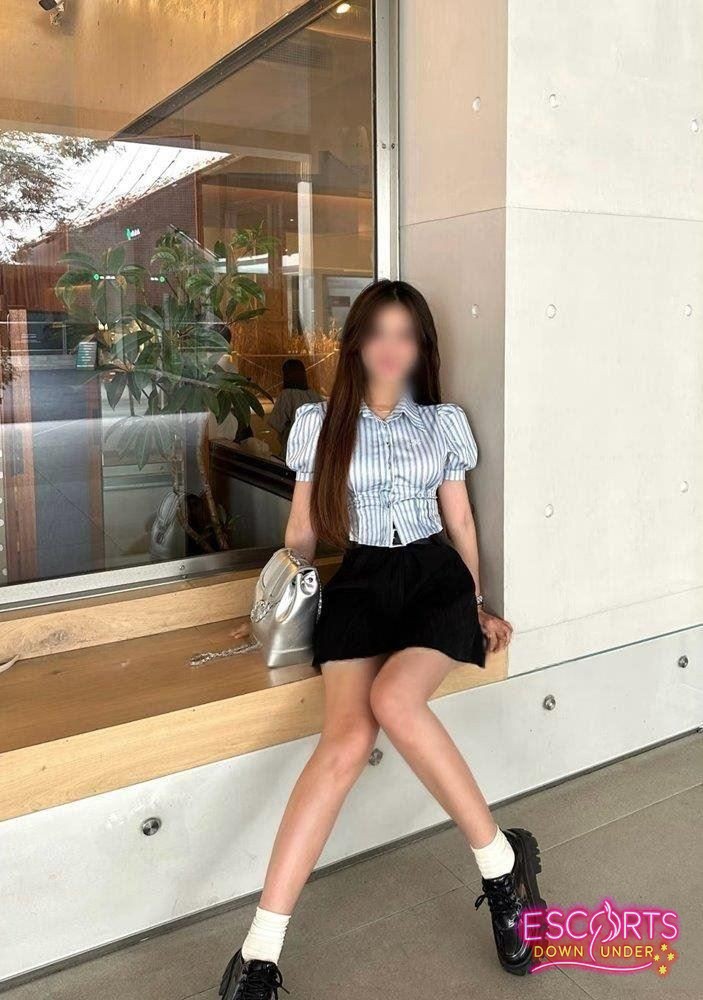 Young Asian petite girl YoYo, Collingwood Park — photo 6